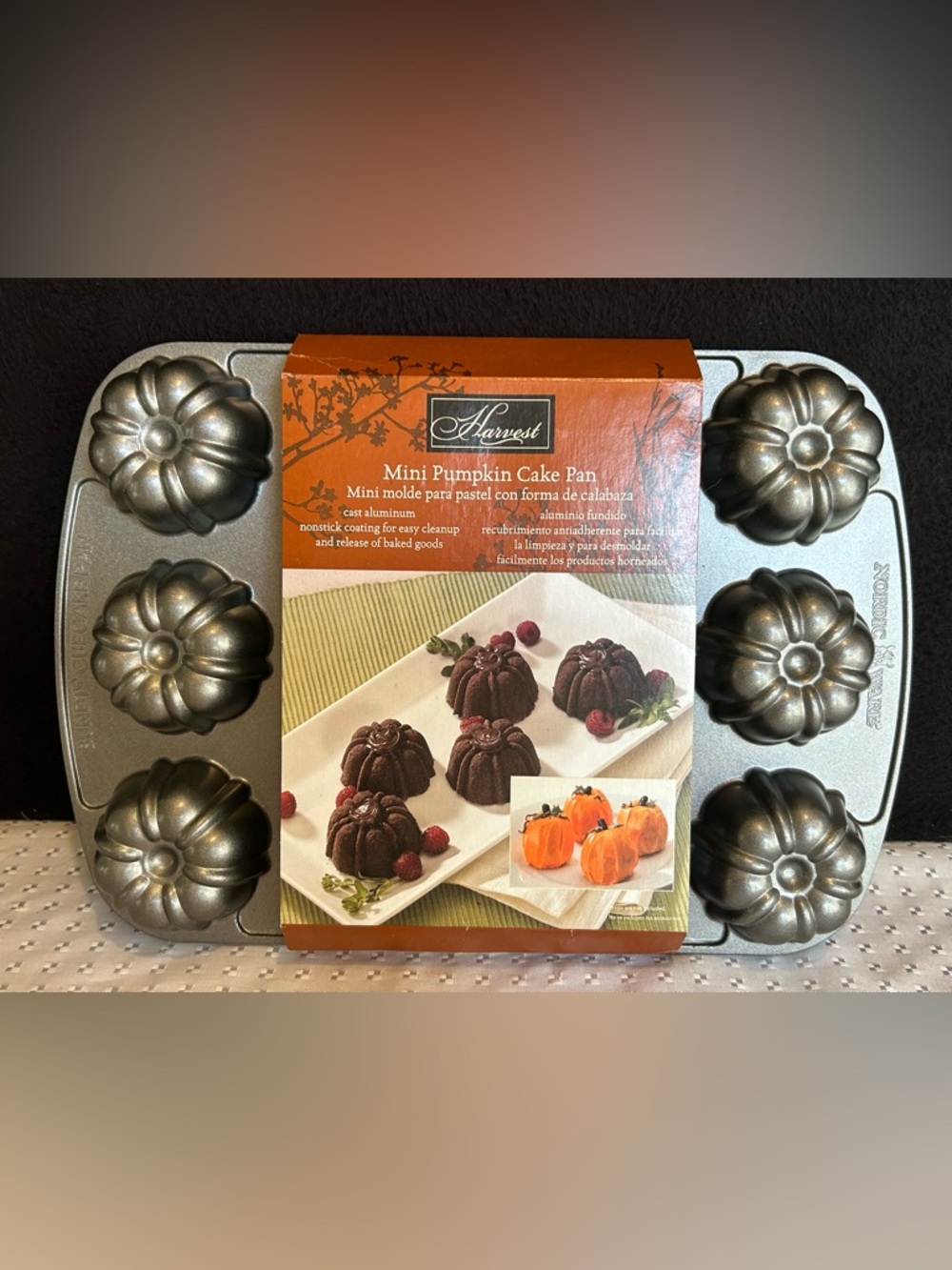 Nordic Ware / Mini Pumpkin Cake Pan / 12-Cup / Cast Aluminum / Non-Stick